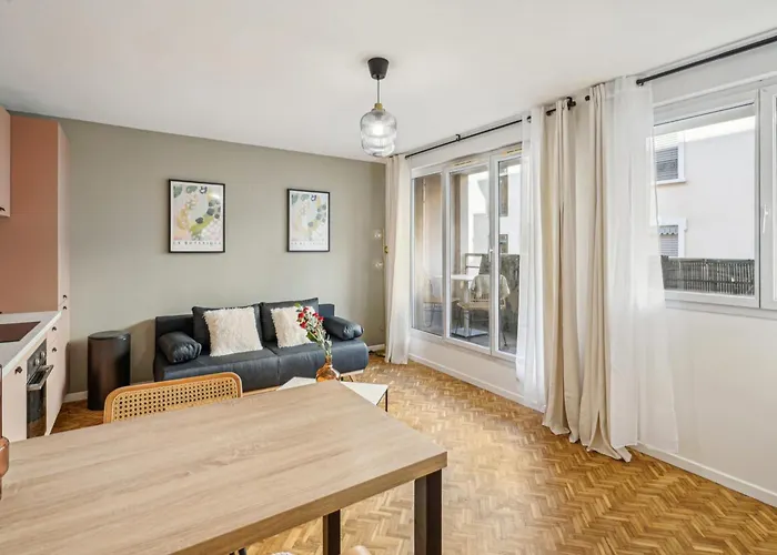 Baraban For 4 People With Balcony Near Part-dieu アパート